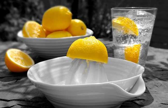 晚上喝檸檬水好嗎? 檸檬的功效與作用