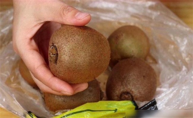 獼猴桃買回來(lái)很硬應(yīng)該怎么放好