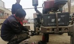 拖拉機固定作業(yè)和牽引其他車輛時應注意什么？